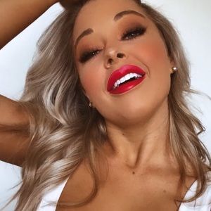 Meet your Posher, Caitlin